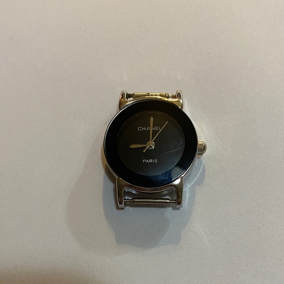 Vintage CHANEL Silver and Blackwatch without a band. Needs a battery